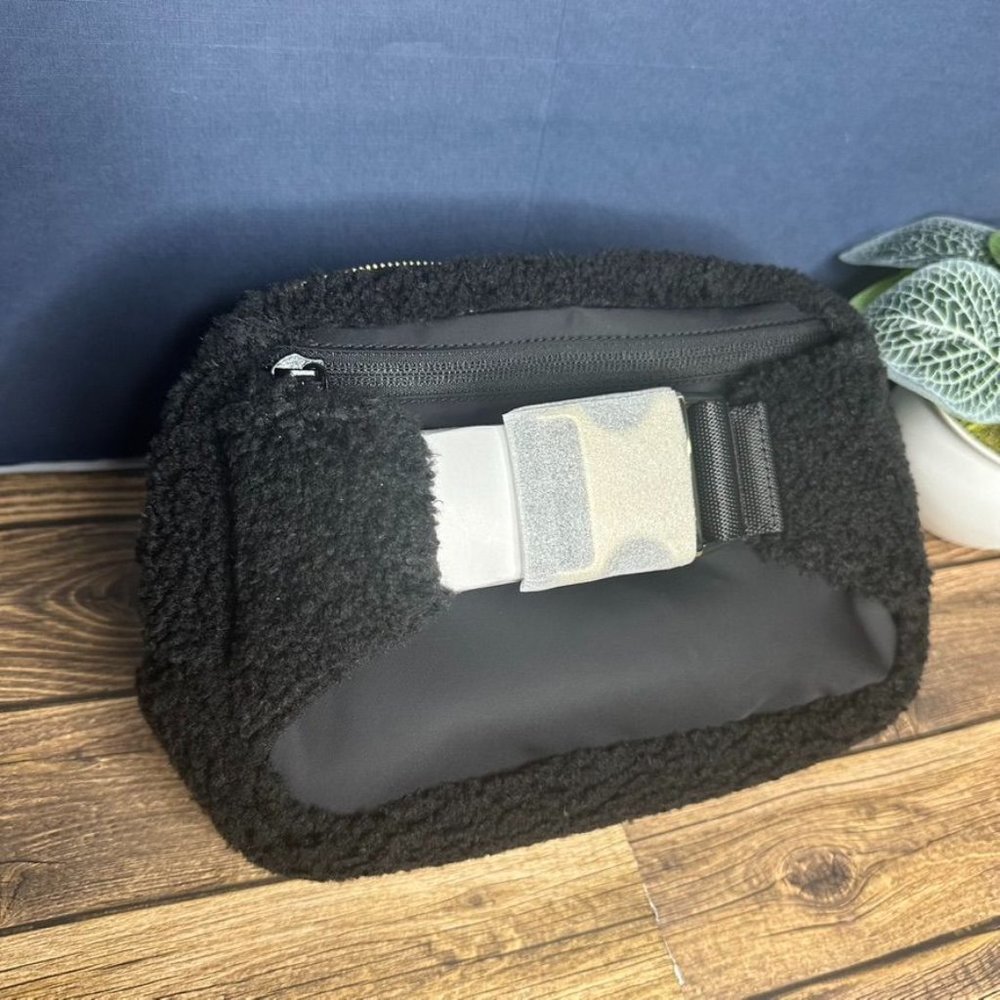 Lululemon Everywhere Belt Bag Fleece Large 2L NWT ONE SIZE (Black Gold) - Picture 8 of 13